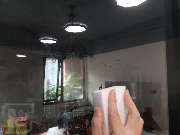 玻璃上的污漬怎用什么去除呢？玻璃上有水垢怎么辦？